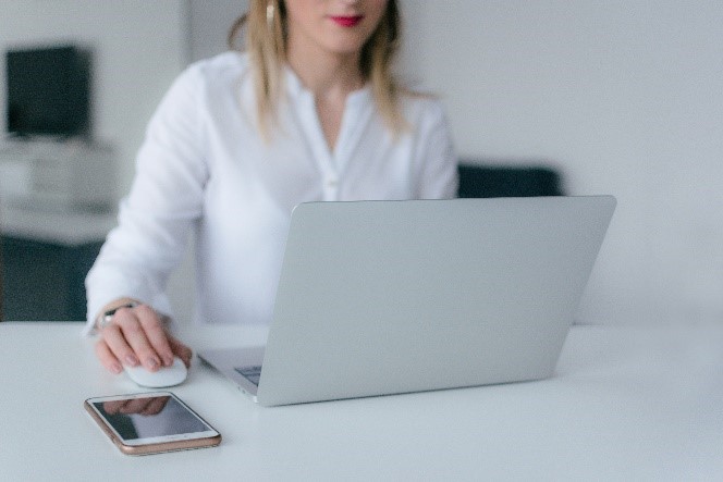 lady on desktop computer